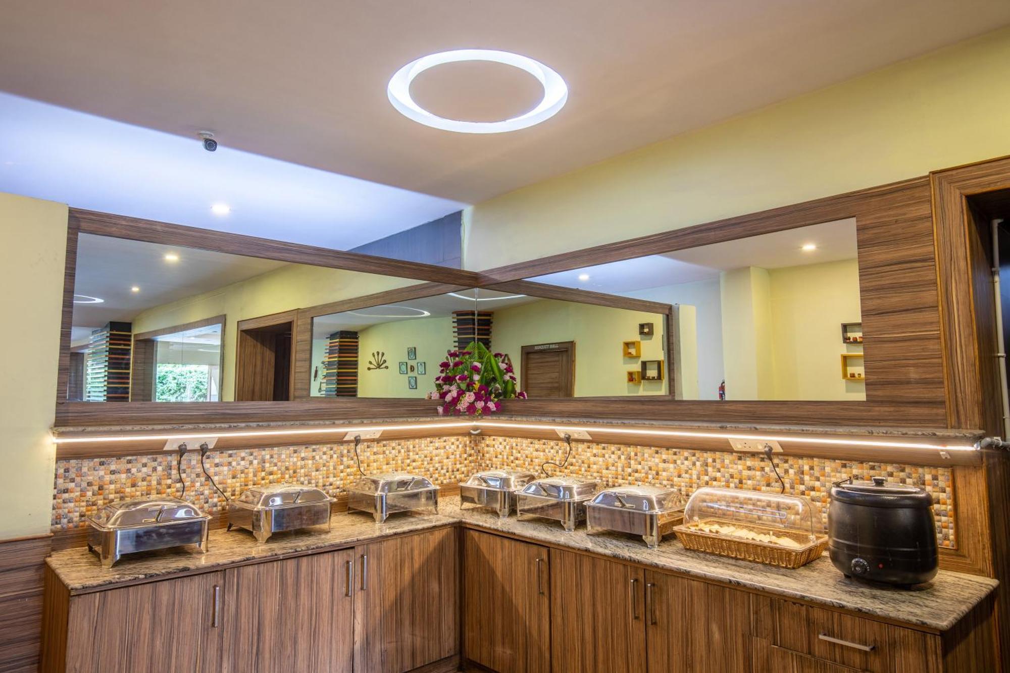 Vinayaga Inn By Poppys, Ooty Bagian luar foto
